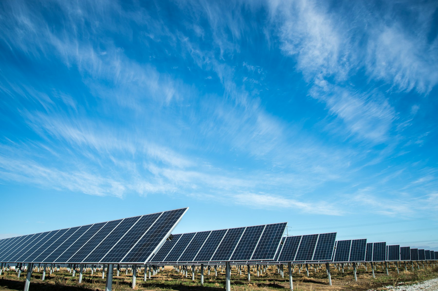 Installation de panneaux solaires sur le toit d’une résidence
